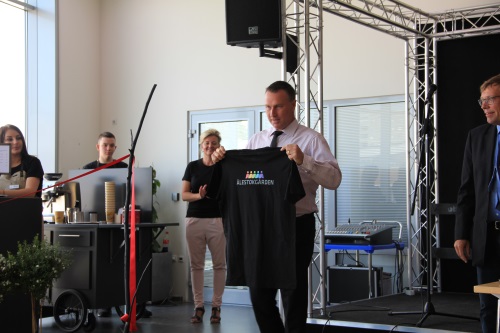 Borgmester Carsten Rasmussen viser Ålestokgården t-shirt frem