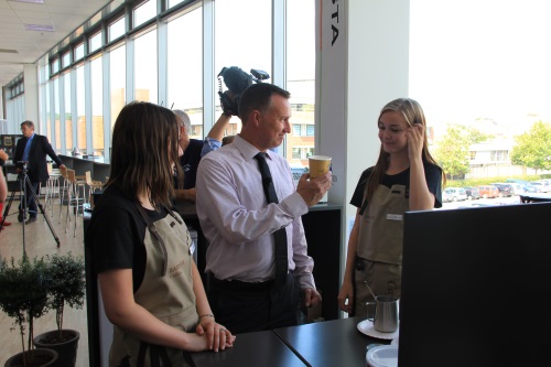 Carsten Rasmussen takker for kaffe til to elever fra Ålestokgården