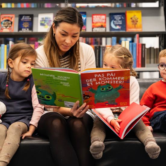 Børn får læst højt. Fotokreditering: Christopher Egeberg for Centralbiblioteket.