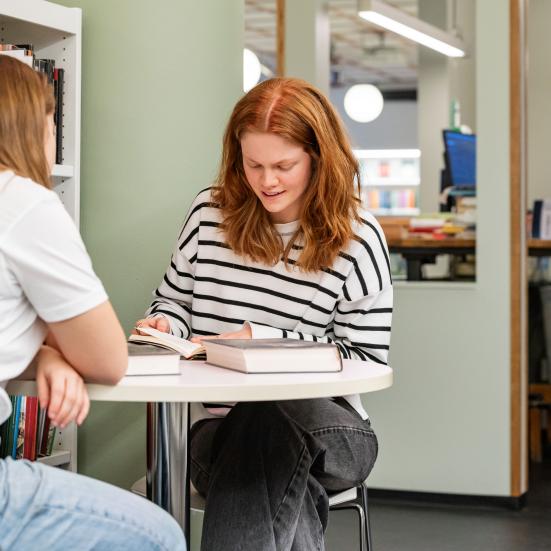 To kvinder læser sammen. Fotokreditering: Christopher Egeberg for Centralbiblioteket.