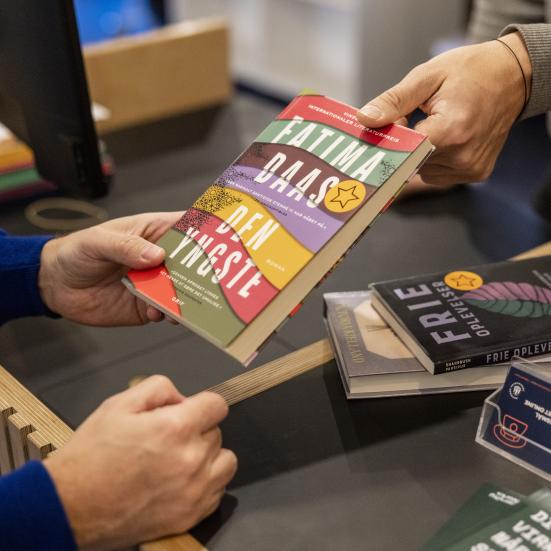 To personer udveksler bøger. Fotokreditering: Nikolai Linares for Centralbiblioteket.