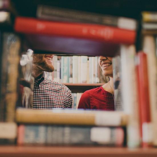 Tema om kærlighed på Næstved Bibliotek. Fotokreditering: Josh Felise, Unsplash.