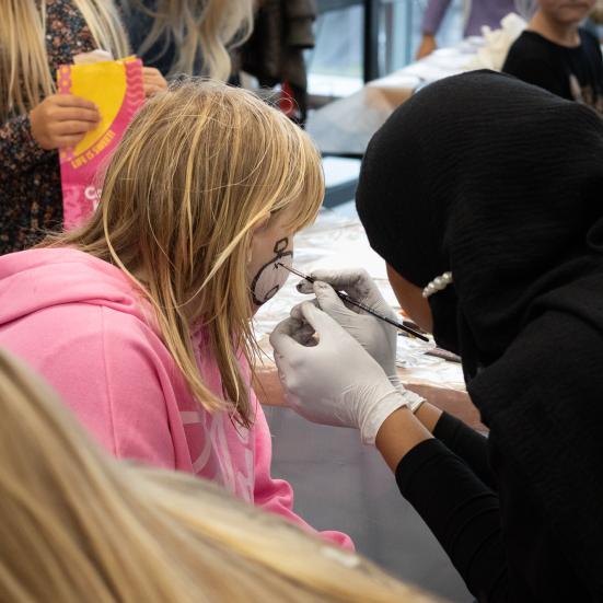 Ansigtsmaling til Kulturnatten på Næstved Bibliotek 2023.