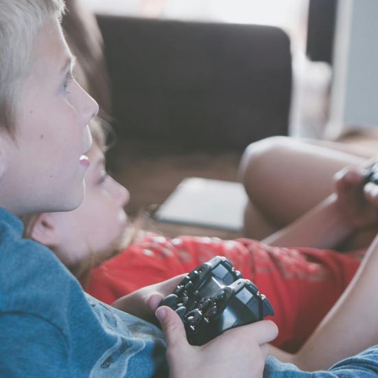 Børn der gamer. Fotokreditering: Jessica Lewis, Pexels