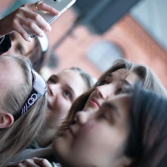 Publikum til Næver Tell Festival 2023. Fotokreditering: Lea, Næstved Bibliotek og Borgerservice.