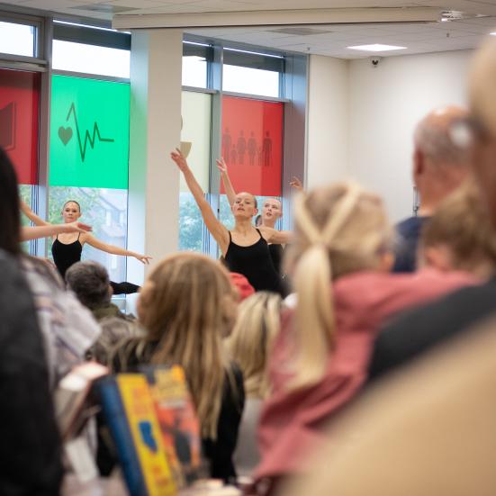 Birgit Dans til Kulturnatten 2023. Fotokreditering: Lea Næstved Bibliotek og Borgerservice.