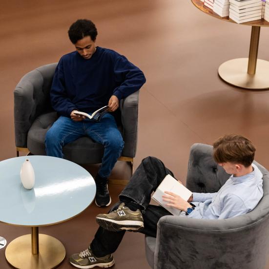 To personer læser på biblioteket. Fotokreditering: Christopher Egeberg for Centralbiblioteket.