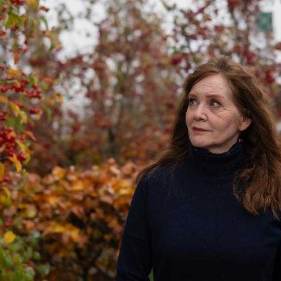 Portræt af Auður Ava Ólafsdóttir. Fotokreditering: Ib Helles Olesen, Forfatterweb.