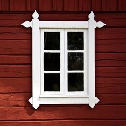 Billede af vindue i rødt træhus
