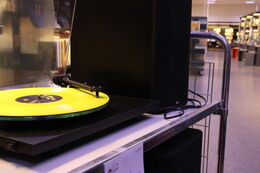 Grammofonplade spilles på bibliotekets pladespiller