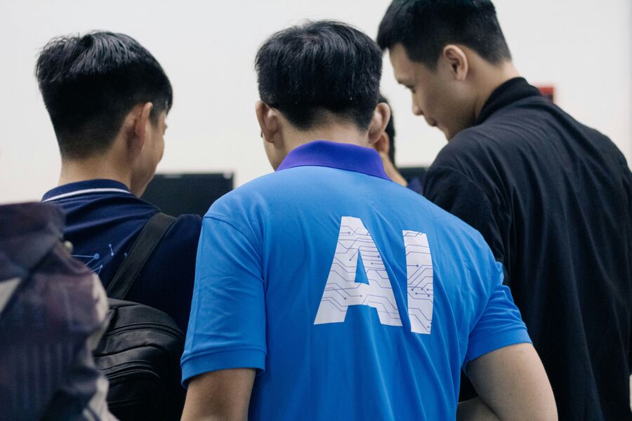 AI - tre personer taler om kunstig intelligens. Foto: Nguyen Dang Hoang Nhu for Unsplash.