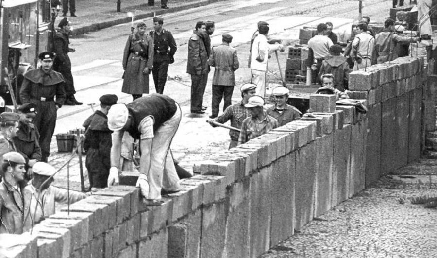 Berlinmuren bygges i august 1961.