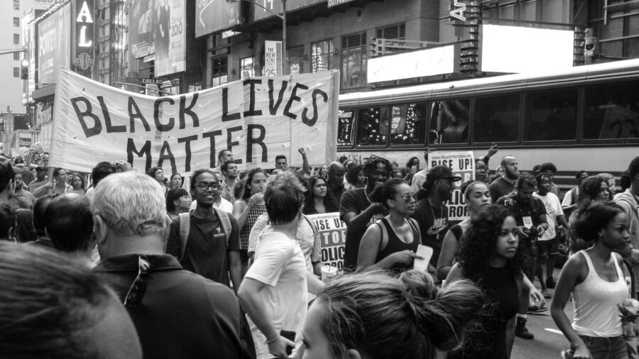 Hundredetusindvis af mennesker verden over samles til "Black Lives Matter"-demonstrationer