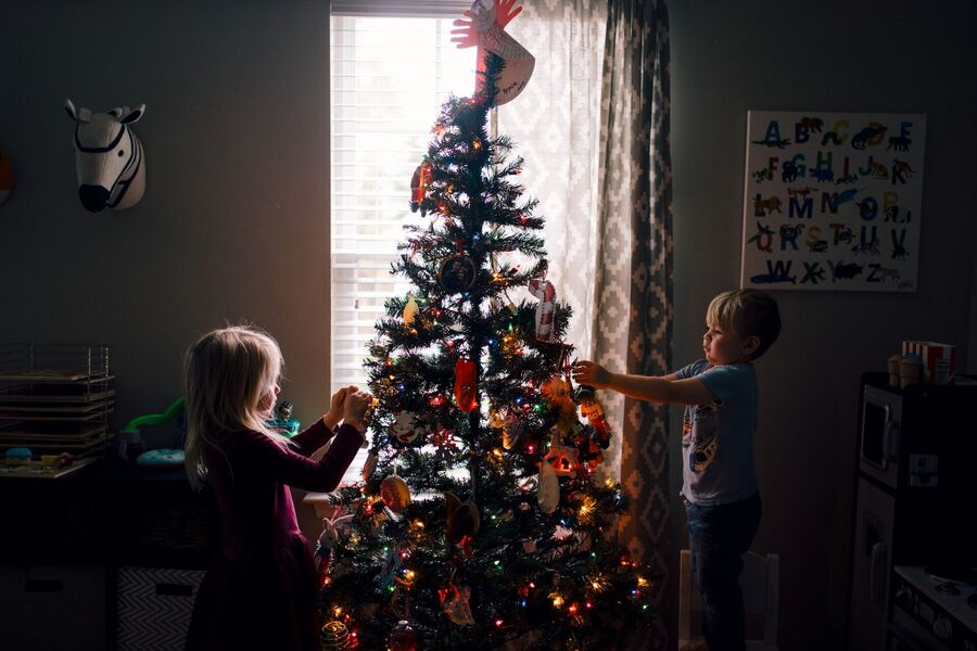 Børn pynter juletræ. Foto: Jeremy McKnight for Unsplash.