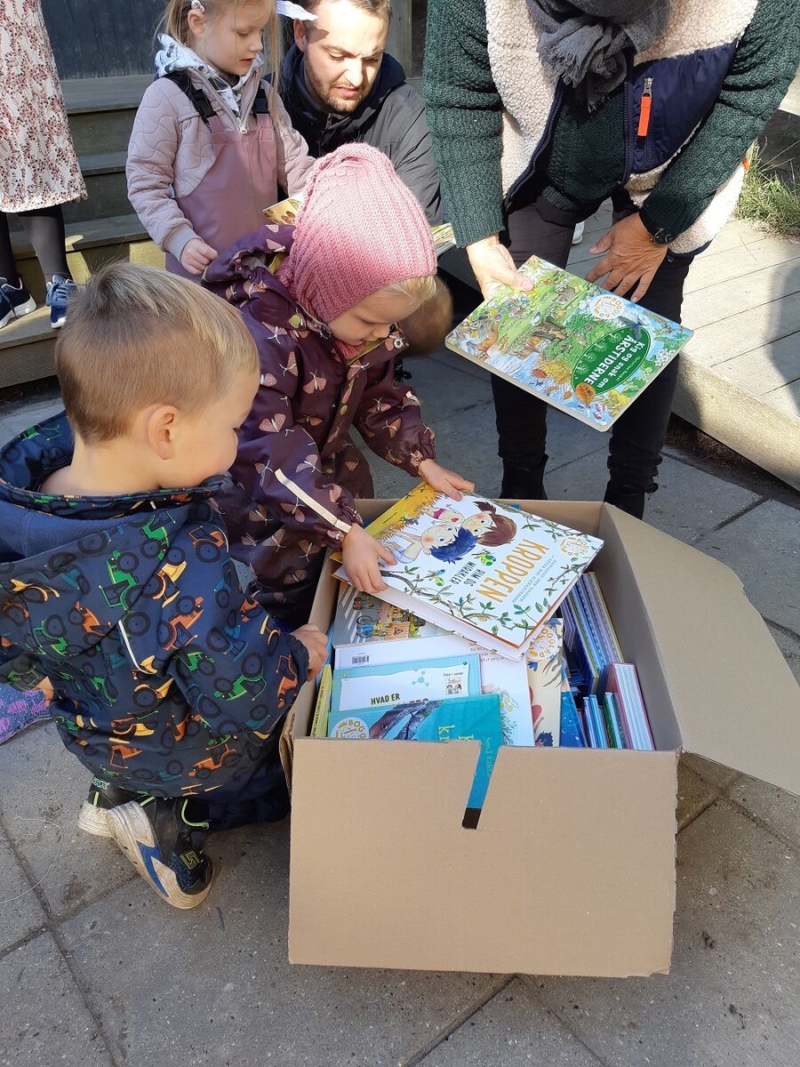 Børn får BOGglad bøger - Foto: Helle Østerholm