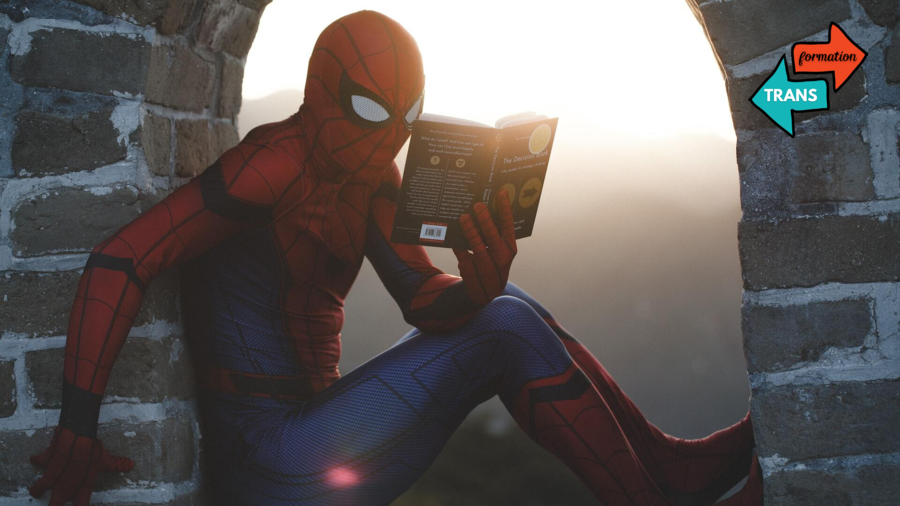 Spiderman læser en bog. Foto: Road Trip with Raj for Unsplash.