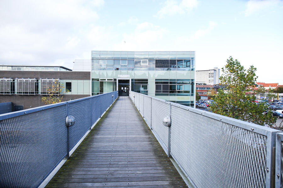 Næstved Bibliotek set fra broen til Grønnegade Kasernes Kulturcenter