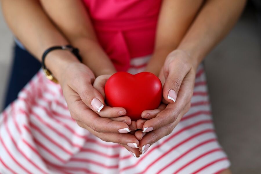 Hænder holder hjerte , foto: Colourbox