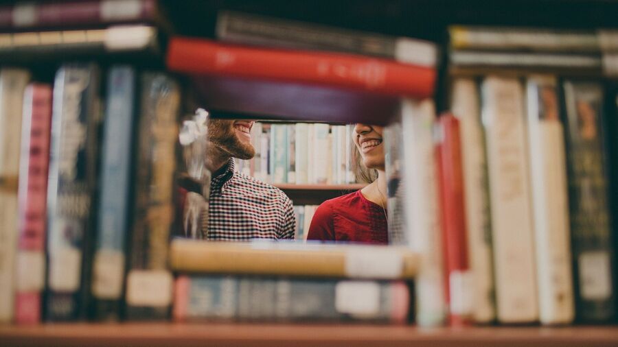 Tema om Kærlighed på Næstved Bibliotek og Borgerservice. Foto: Josh Felise for Unsplash.