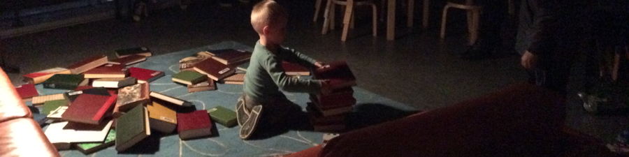 Foto af barn, der leger med bøger under kulturnat på biblioteket
