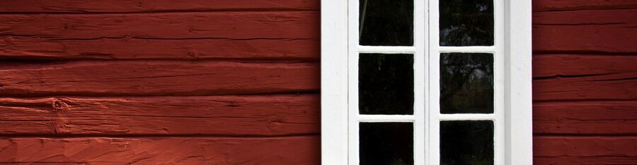 Billede af vindue i rødt træhus