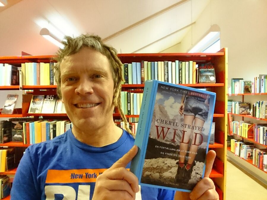 Thomas Damholt holder bogen Wild på Glumsø Bibliotek