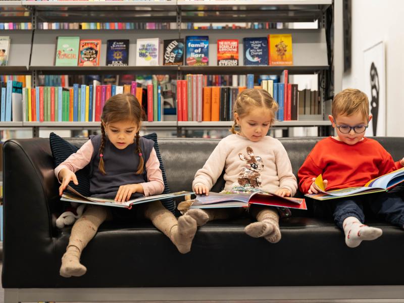 Børn læser bøger op biblioteket. Fotokreditering Christoffer Egeberg for Centralbiblioteket.