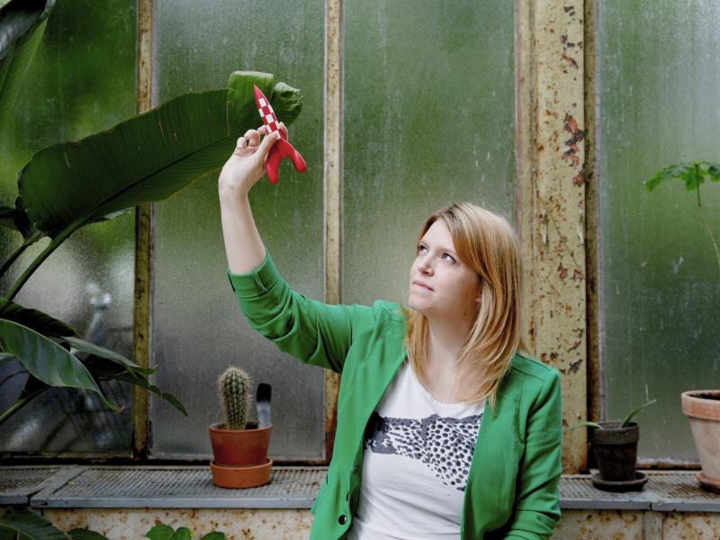 Foto af Tina Ibsen med en miniraket i hånden. Fotokreditering: Emil Hougaard.