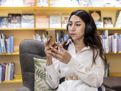 Kvinde lytter til en lydbog på biblioteket. Fotokreditering: Nikolai Linares for Centralbiblioteket.