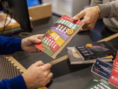 To personer udveksler bøger. Fotokreditering: Nikolai Linares for Centralbiblioteket.