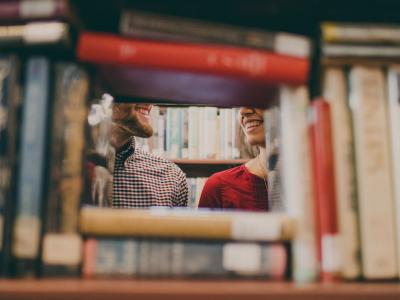 Tema om kærlighed på Næstved Bibliotek. Fotokreditering: Josh Felise, Unsplash.
