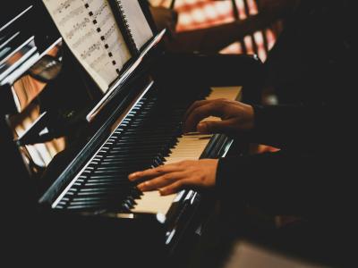 Klassisk musik. Fotokreditering: Xingchen Yan for Unsplash.