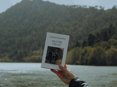Romanen "Oliver Twist" af Charles Dickens. Fotokreditering: Kadir Akman for Pexels.
