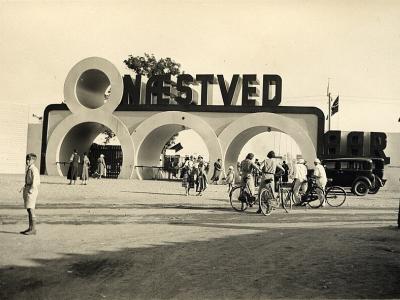 Næstveds 800 års jubilæum i 1935, hovedindgangen til Den Hvide By. Fotokreditering: Throatwobler, Wikimedia Commons.