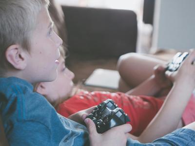 Børn der gamer. Fotokreditering: Jessica Lewis, Pexels