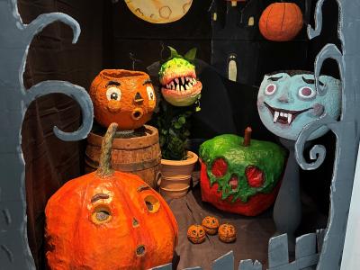 Halloweenudstilling på Næstved Bibliotek. Fotokreditering: Anne Olsen.