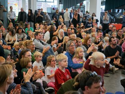Publikum til børnekoncert