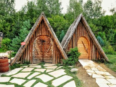 Foto er to træhytter. Fotokreditering: Girl vs Globe for Pexels.