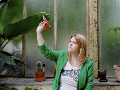 Foto af Tina Ibsen med en miniraket i hånden. Fotokreditering: Emil Hougaard.