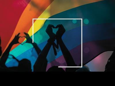 Pride flag, løftede arme og hænder, der laver hjerter