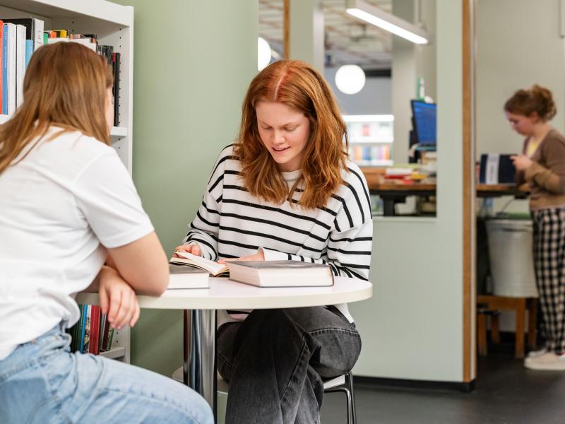 To kvinder læser sammen. Fotokreditering: Christopher Egeberg for Centralbiblioteket.