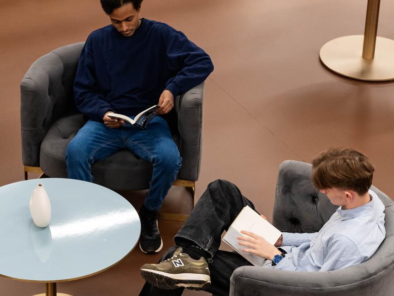 To personer læser på biblioteket. Fotokreditering: Christopher Egeberg for Centralbiblioteket.