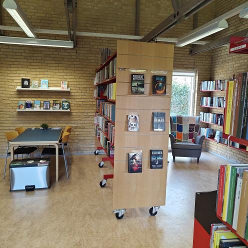 Glumsø Bibliotek studieplads og lænestol. Fotokreditering: Næstved Bibliotek.