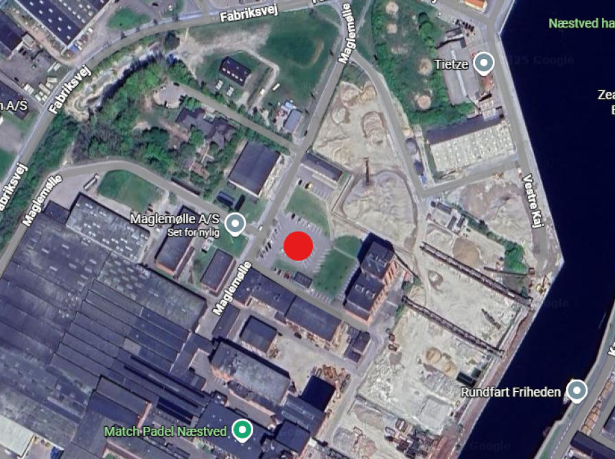 Mødestedet er markeret med en rød cirkel.