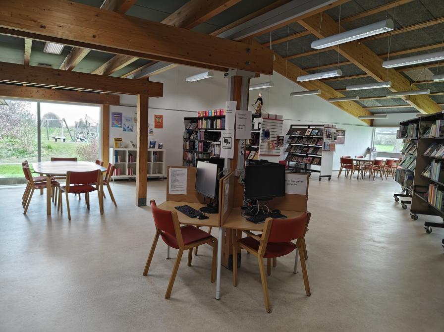 Pc og studiepladser på Fensmark Bibliotek. Fotokreditering: Næstved Bibliotek.