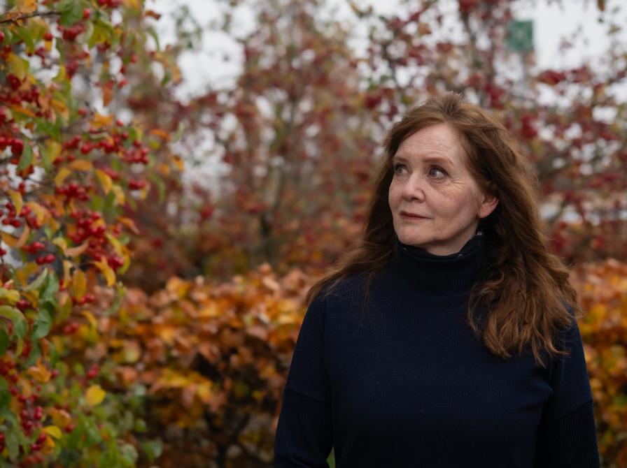 Portræt af Auður Ava Ólafsdóttir. Fotokreditering: Ib Helles Olesen, Forfatterweb.