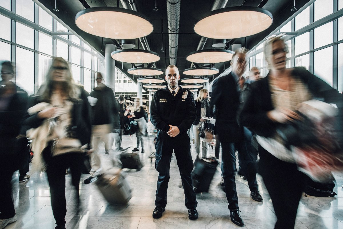 I sit job som security-vagt i Københavns Lufthavn er Thomas Pærregaard vant til uforudsigelige episoder. Men at træde til og være med til at redde et andet menneskes liv hører alligevel til sjældenhederne.   